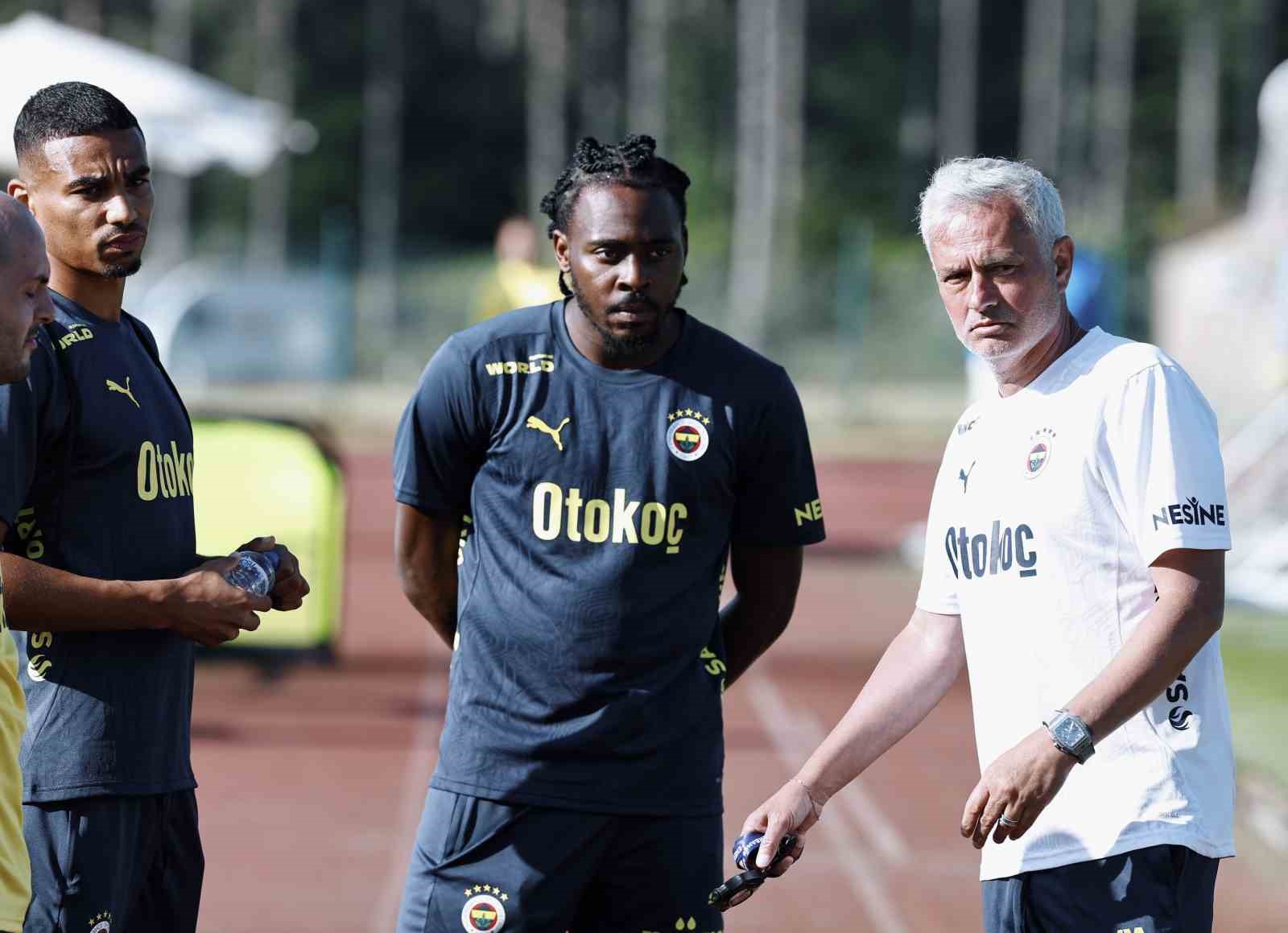 Fenerbahçe’de Djiku ve Osayi akşam antrenmanına katıldı
