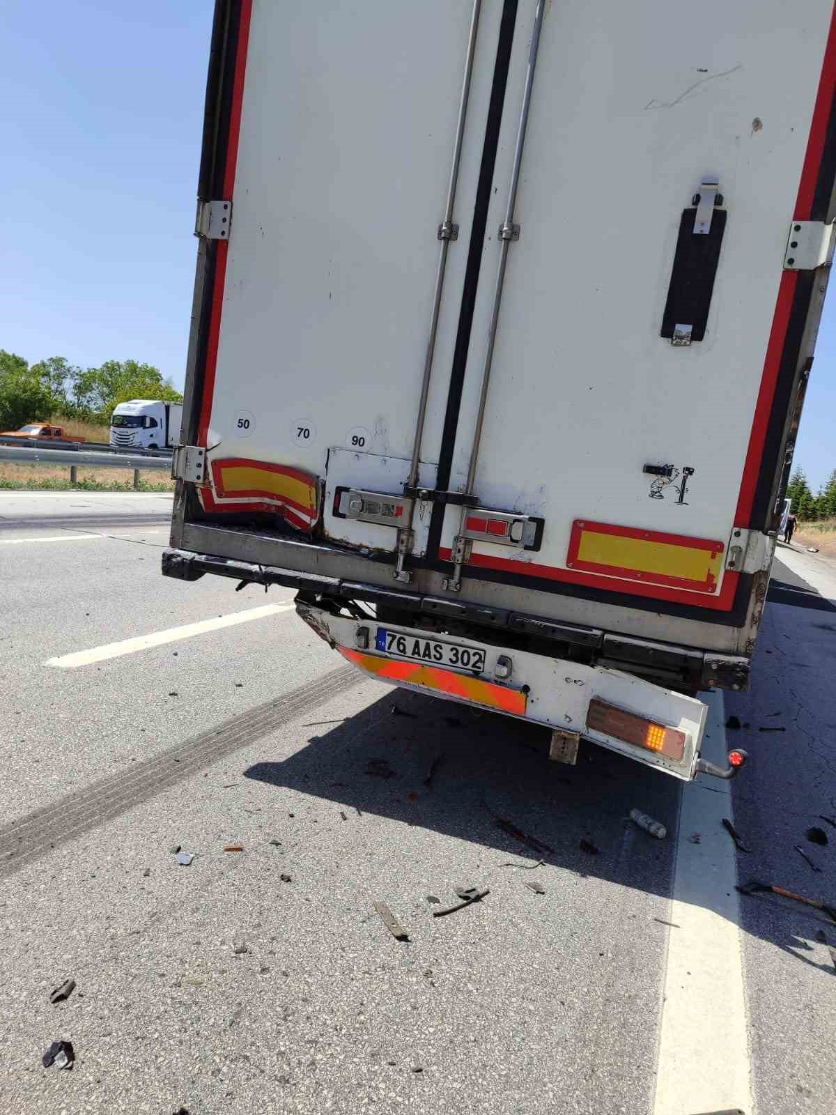 Tıra çarpan otomobil hurdaya döndü, sürücü yaralandı
