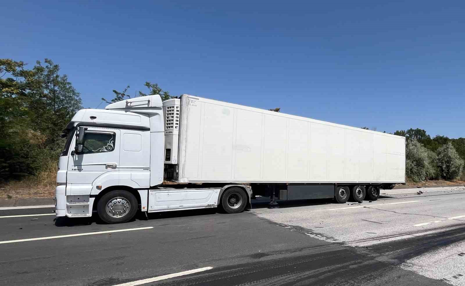 Tıra çarpan otomobil hurdaya döndü, sürücü yaralandı
