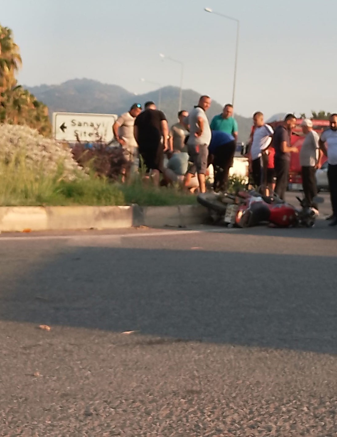 Gazipaşa’da motosiklet sürücüsünün hayatını kask kurtardı
