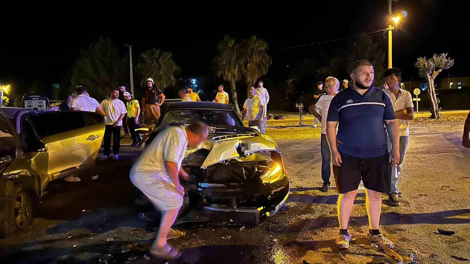 Bursa’da iki otomobil kafa kafaya çarpıştı: 3 yaralı
