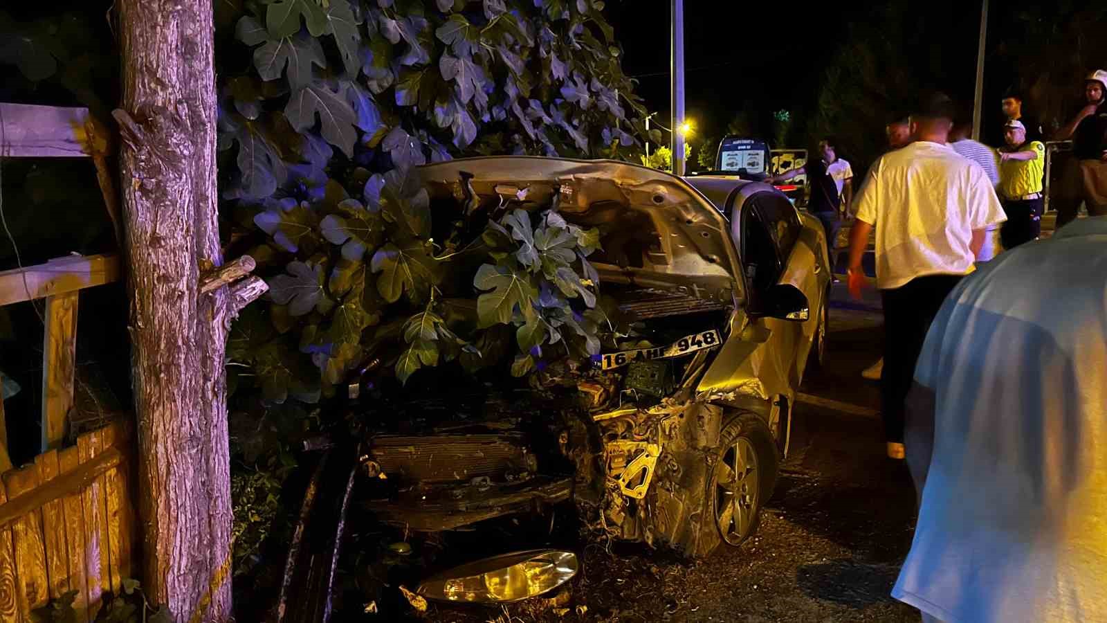 Bursa’da iki otomobil kafa kafaya çarpıştı: 3 yaralı
