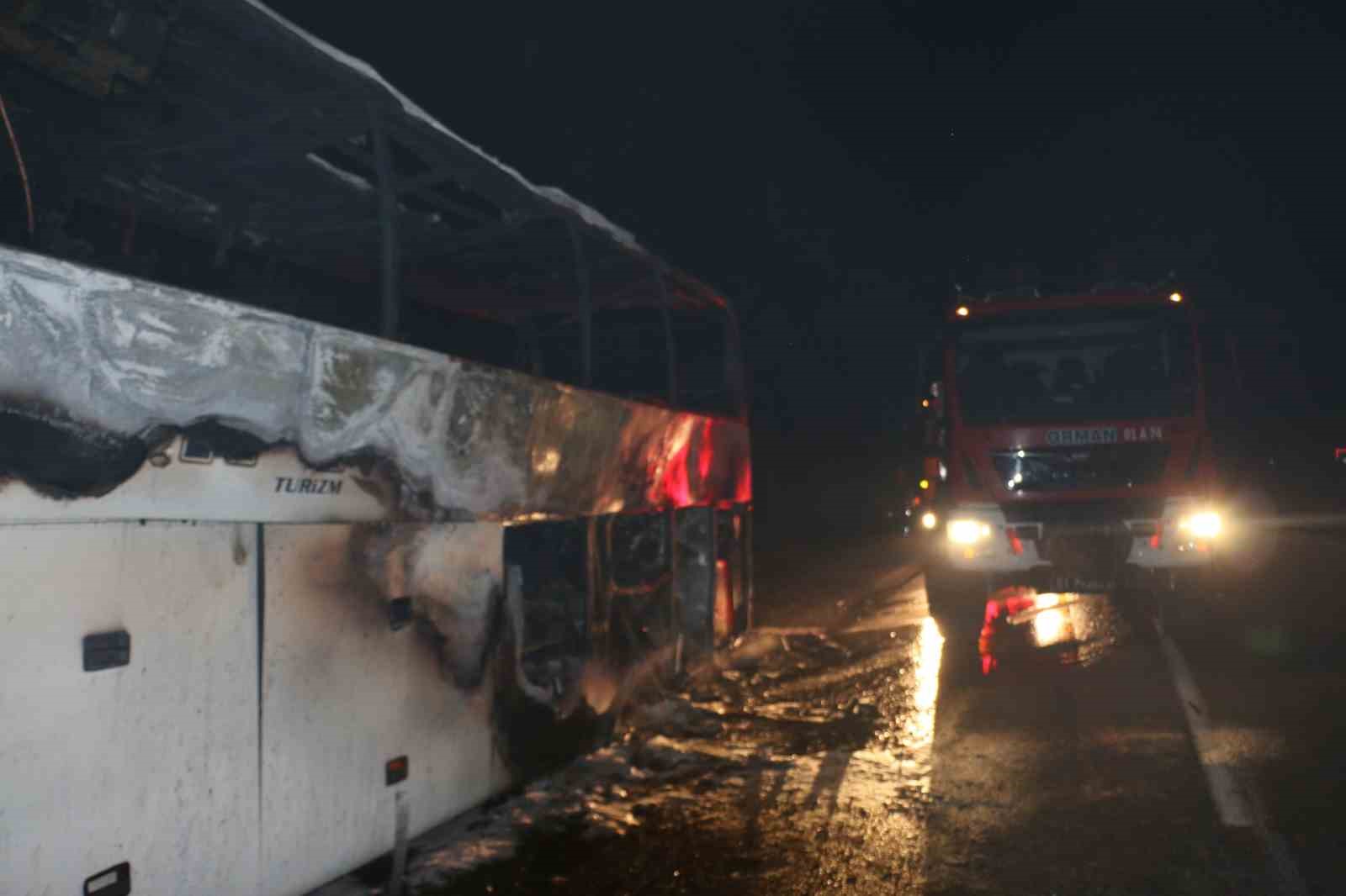 Adana’da seyir halindeki yolcu otobüsü alev topuna döndü
