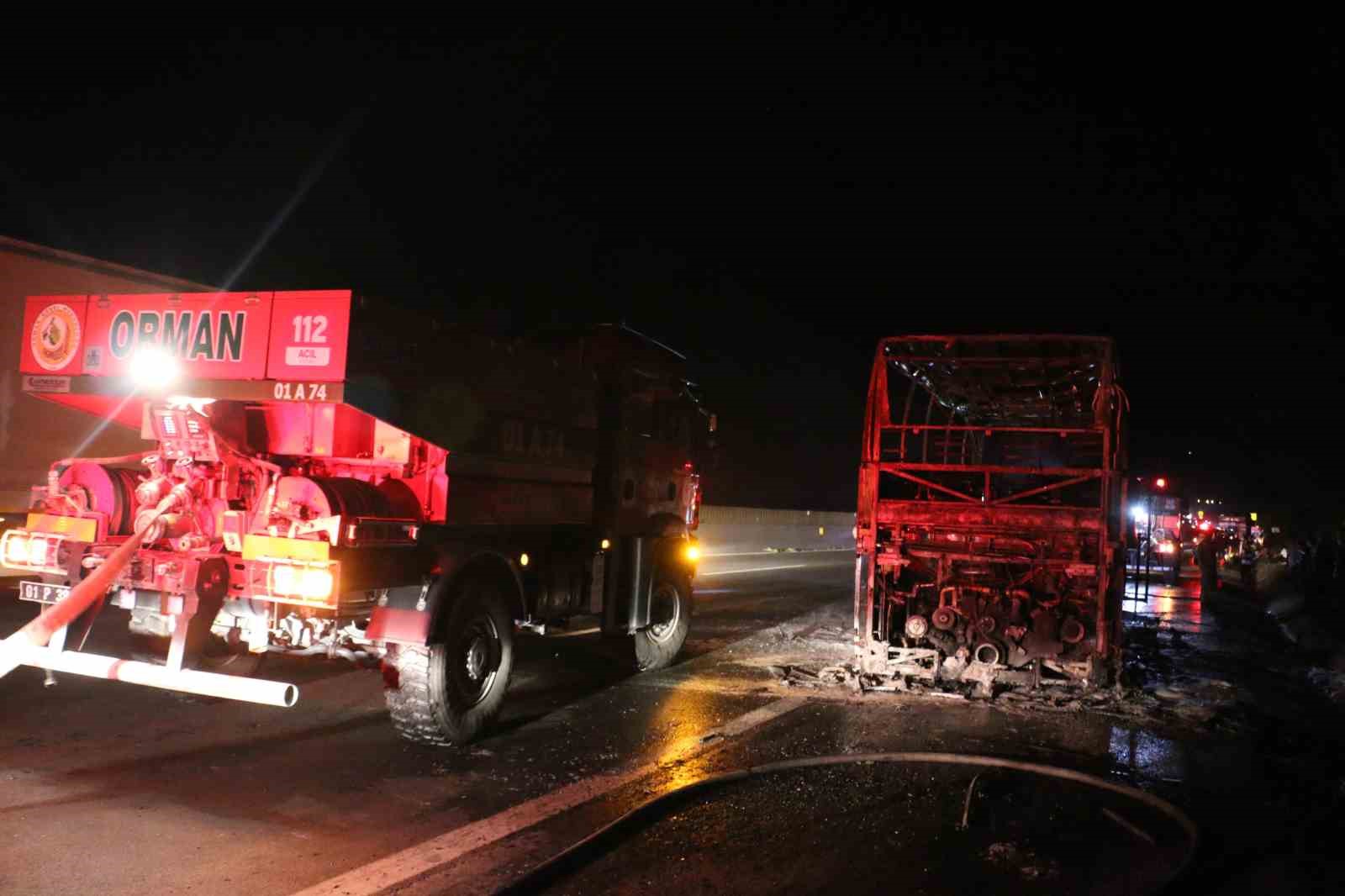 Adana’da seyir halindeki yolcu otobüsü alev topuna döndü
