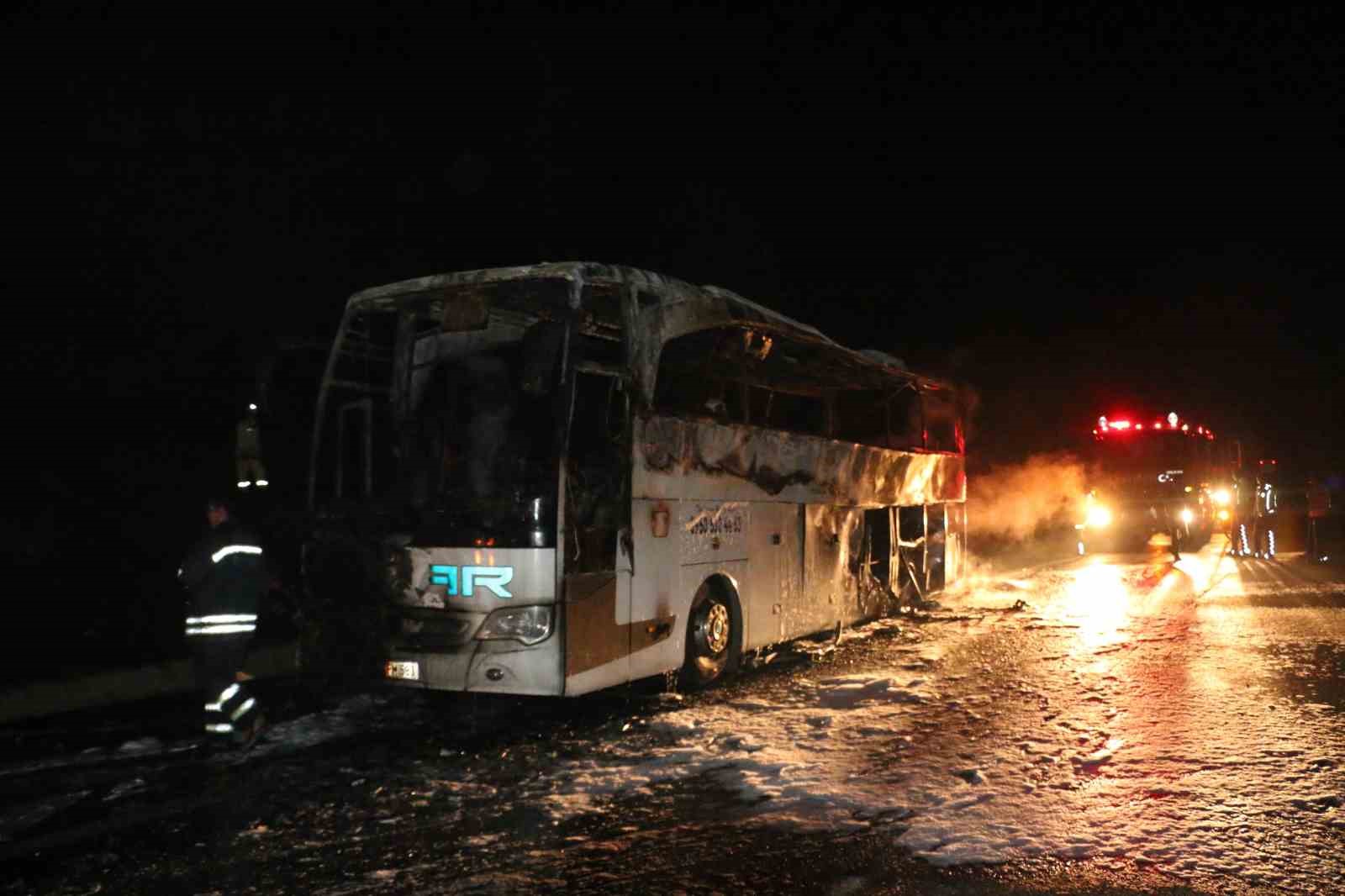 Adana’da seyir halindeki yolcu otobüsü alev topuna döndü
