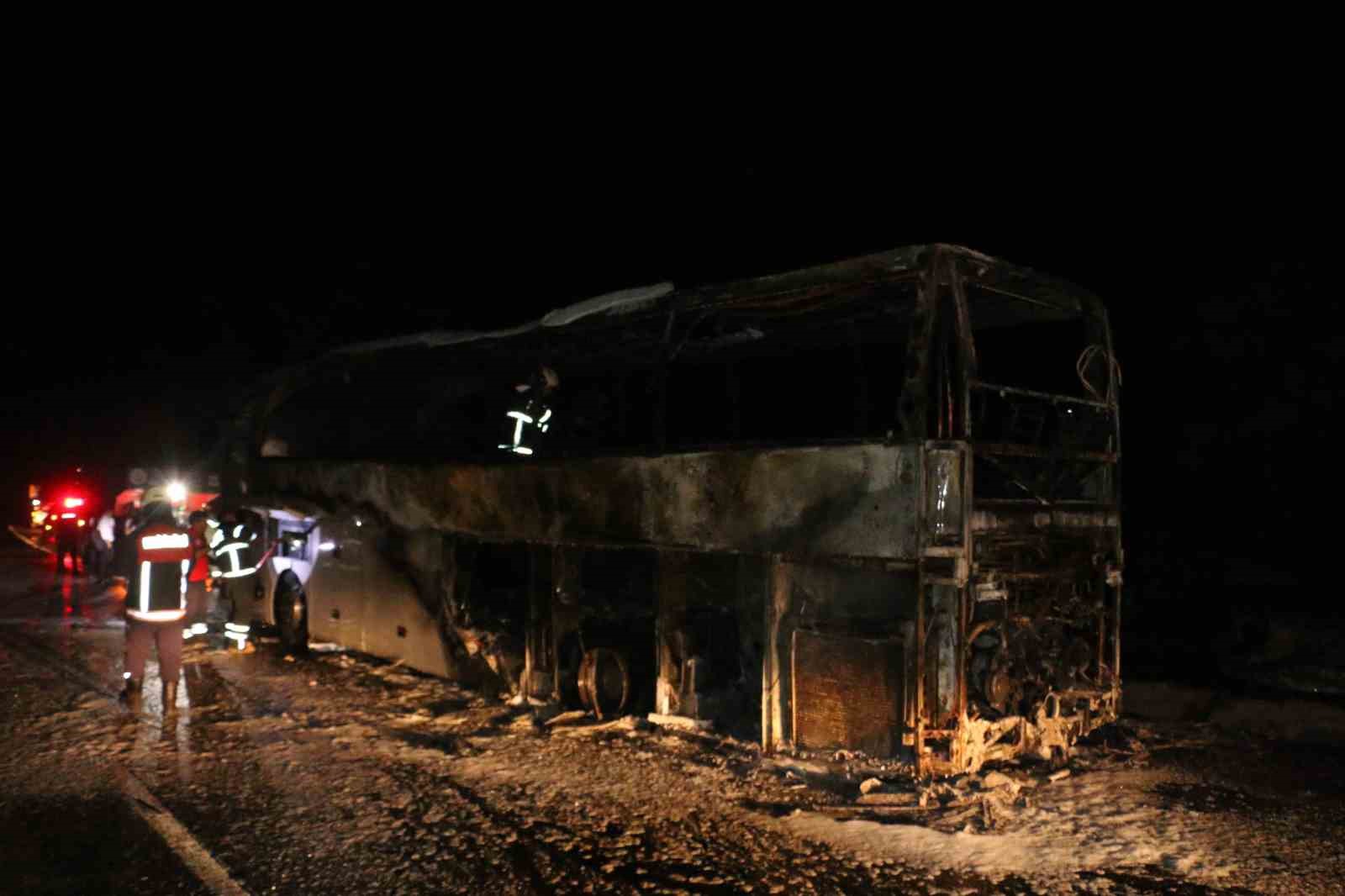 Adana’da seyir halindeki yolcu otobüsü alev topuna döndü
