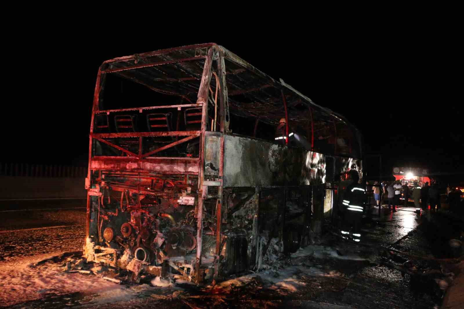 Adana’da seyir halindeki yolcu otobüsü alev topuna döndü
