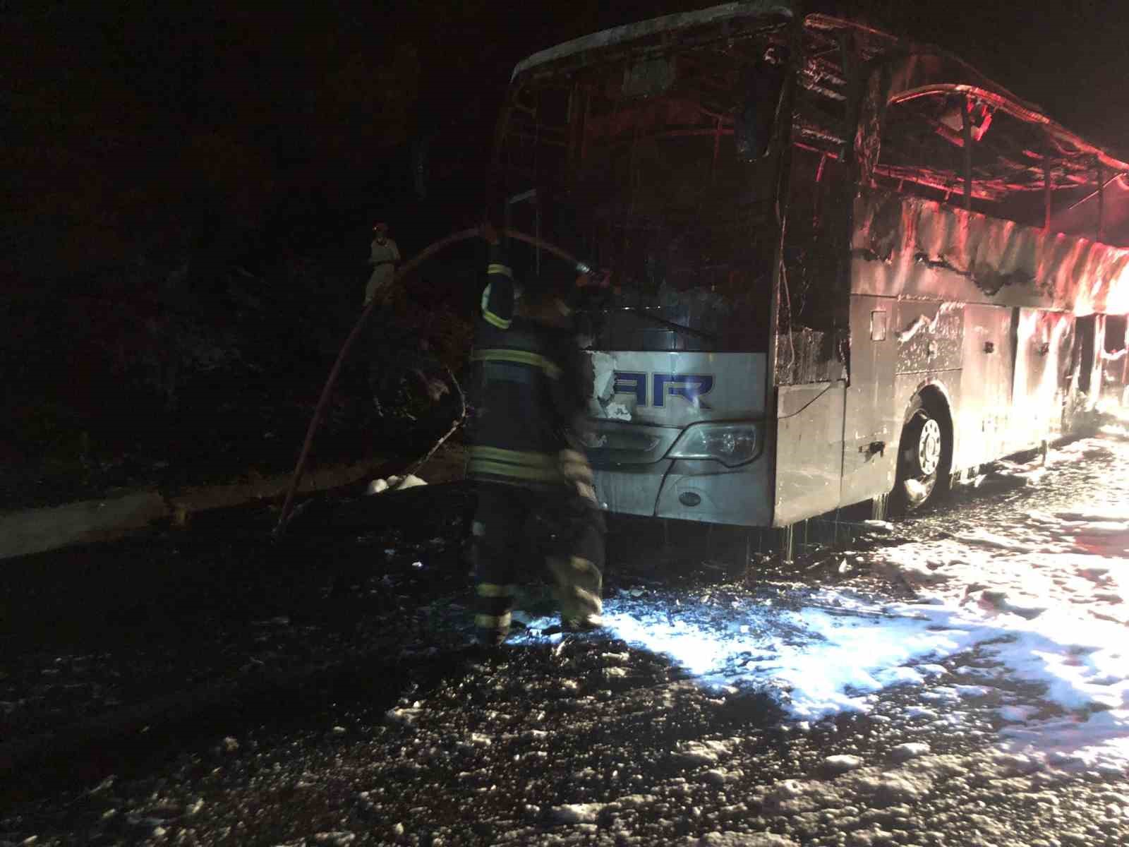 Adana’da seyir halindeki yolcu otobüsü alev topuna döndü
