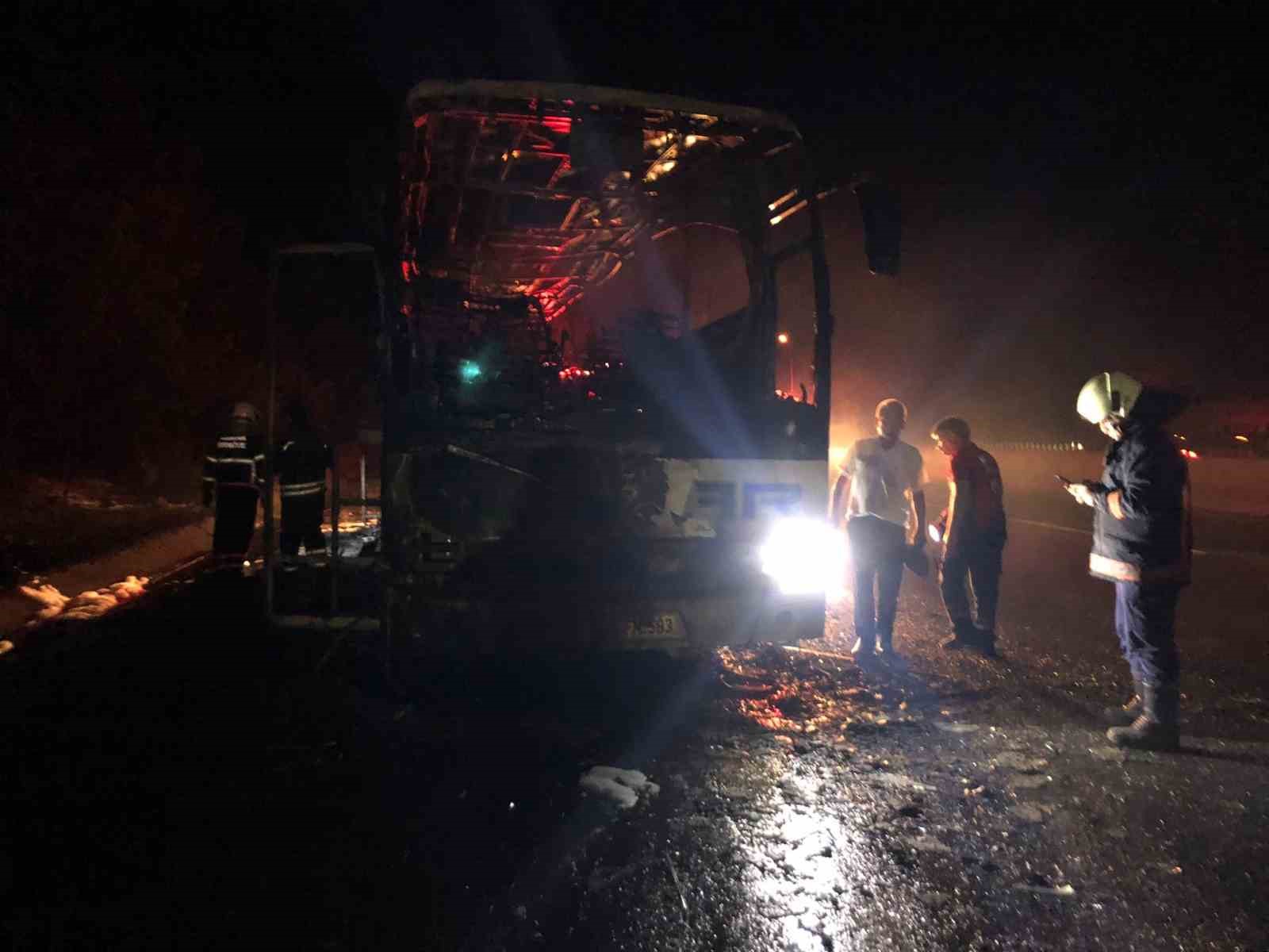 Adana’da seyir halindeki yolcu otobüsü alev topuna döndü
