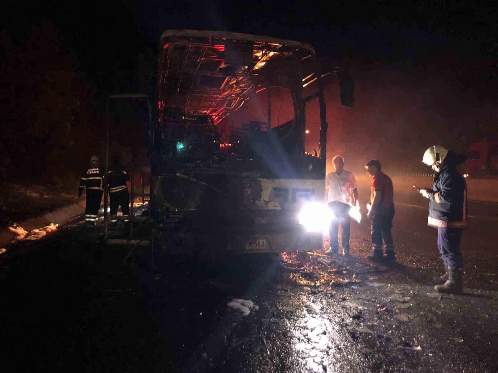 Adana’da seyir halindeki yolcu otobüsü alev topuna döndü
