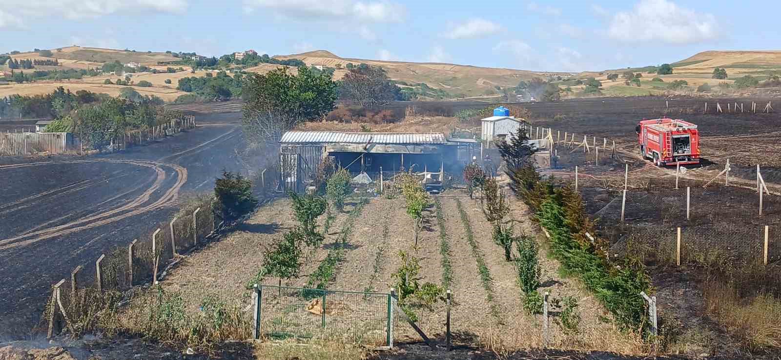 Silivri’de otluk alanda yangın: Alevler yerleşim alanına doğru ilerledi, panik yaşandı
