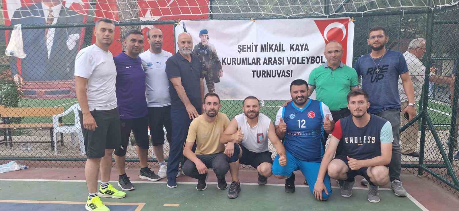 Voleybol turnuvasında Azmi Milli Okulu şampiyon oldu
