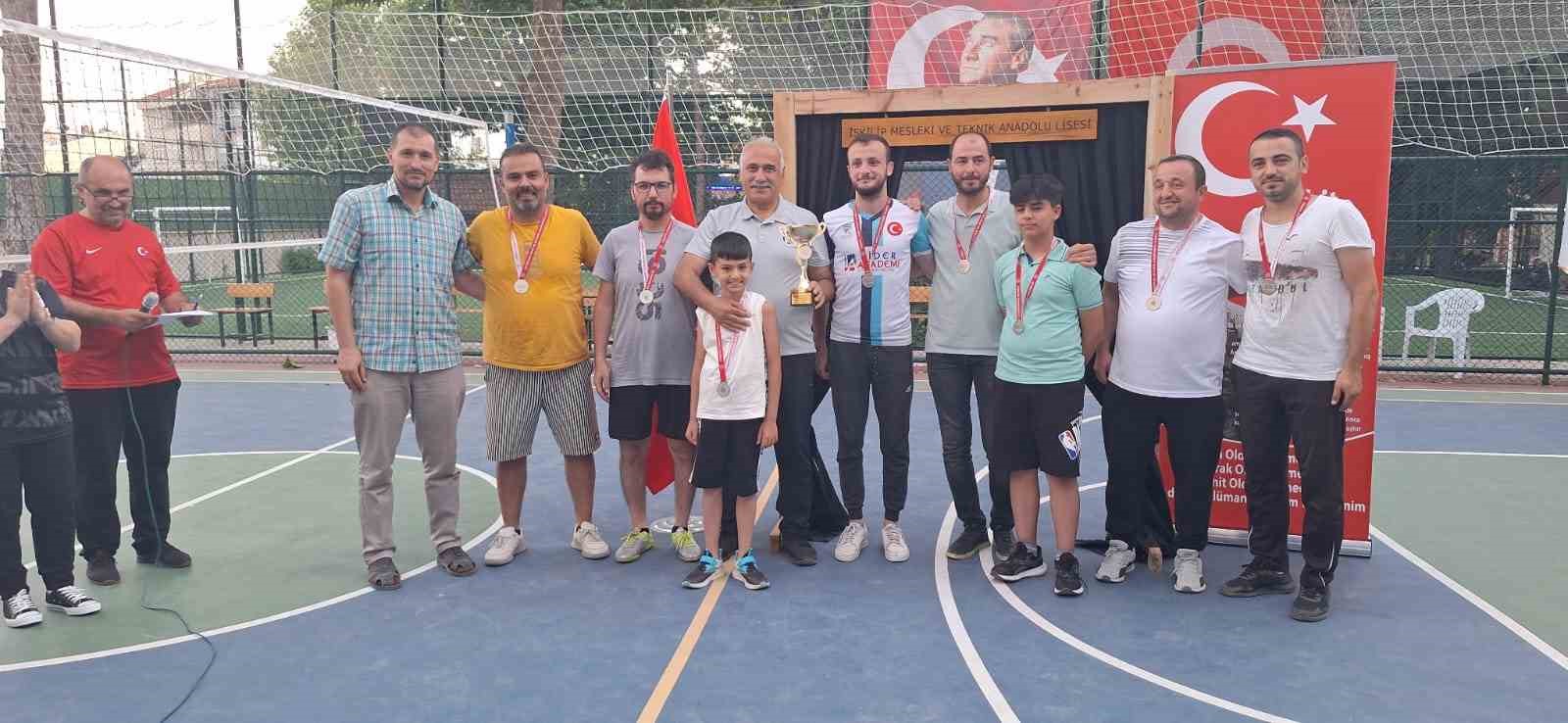 Voleybol turnuvasında Azmi Milli Okulu şampiyon oldu
