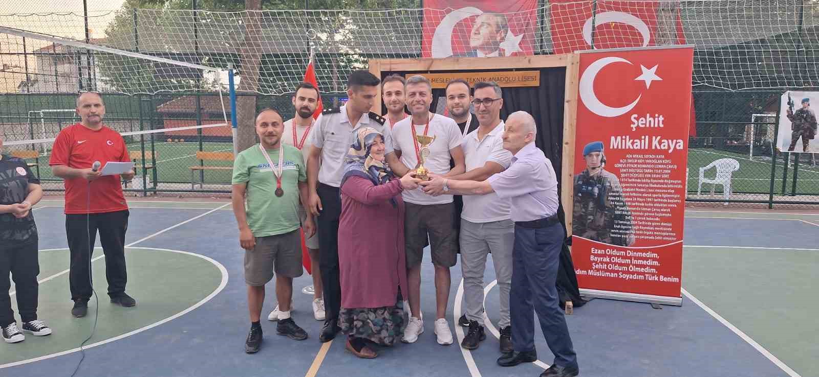 Voleybol turnuvasında Azmi Milli Okulu şampiyon oldu
