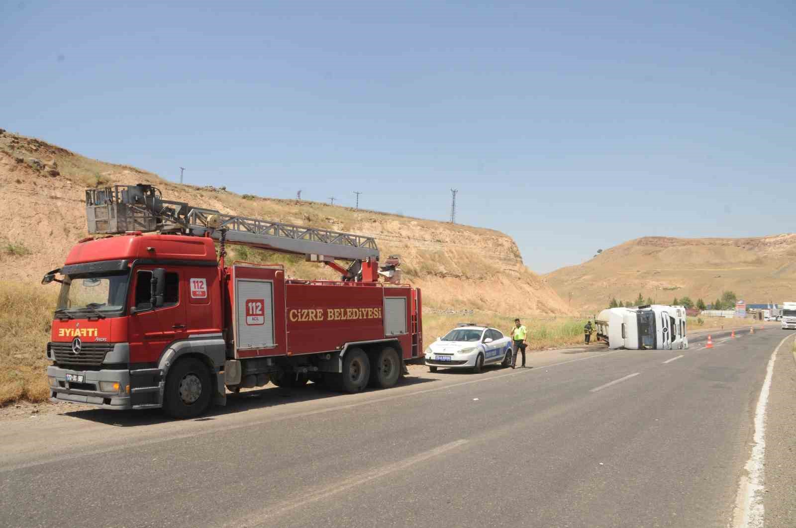 Cizre’de benzin yüklü tır devrildi. 1 yaralı
