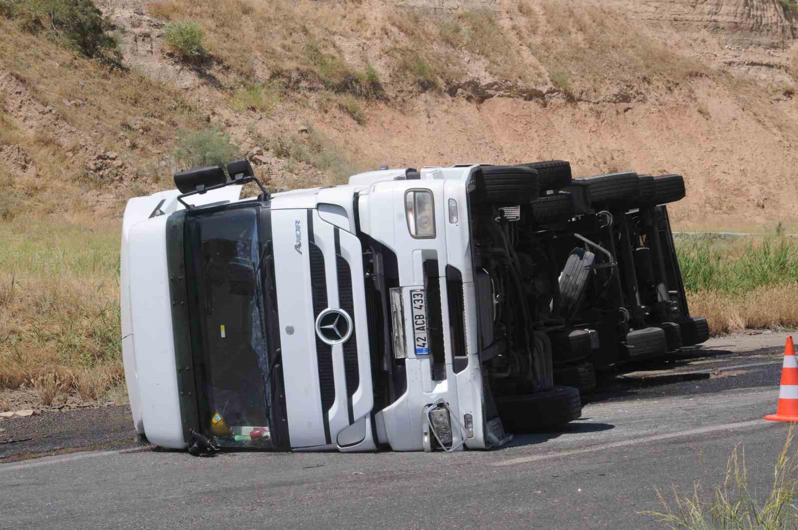 Cizre’de benzin yüklü tır devrildi. 1 yaralı
