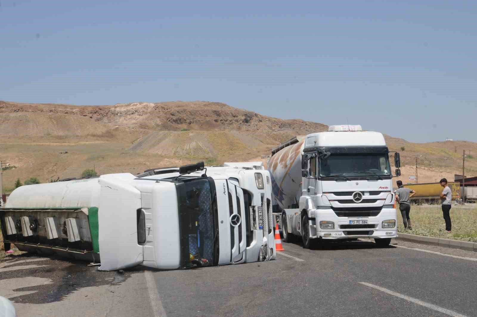 Cizre’de benzin yüklü tır devrildi. 1 yaralı
