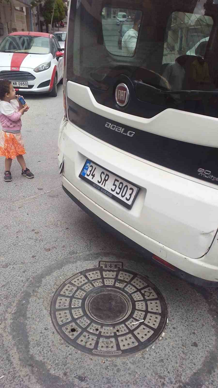 Arnavutköy’de freni boşalan aracın sürücüsü binaya çarptı: Evin duvarında delik oluştu
