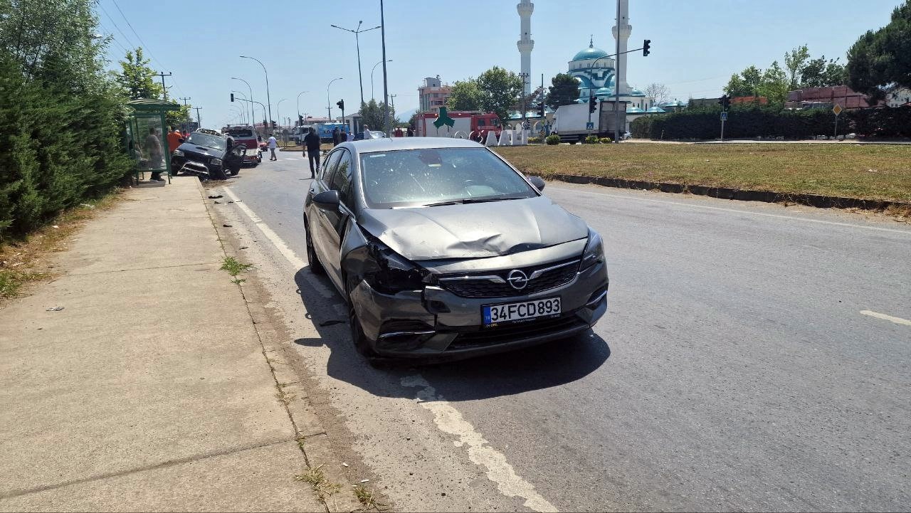 Sakarya’da duble yolda zincirleme kaza: 4 yaralı
