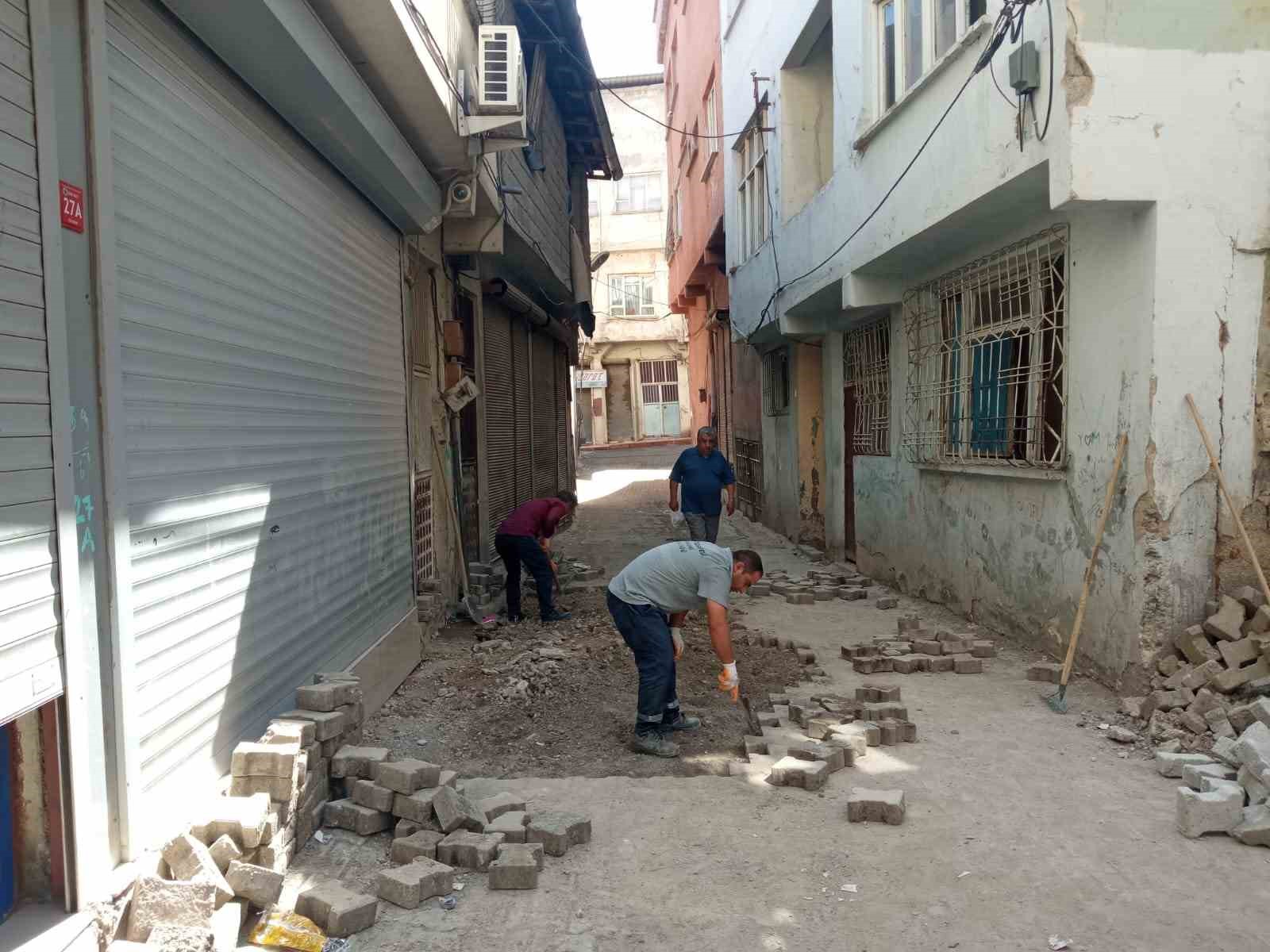 Siirt şehir genelinde yol bakım ve onarım çalışmaları devam ediyor
