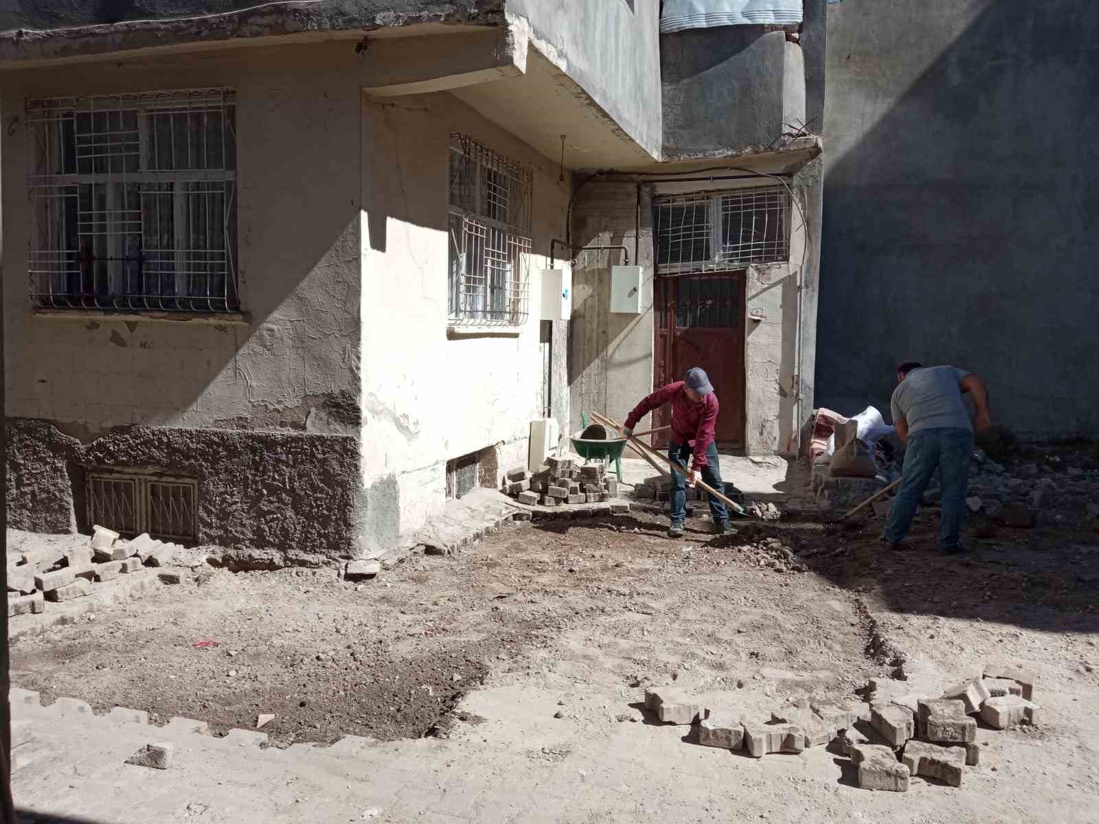 Siirt şehir genelinde yol bakım ve onarım çalışmaları devam ediyor
