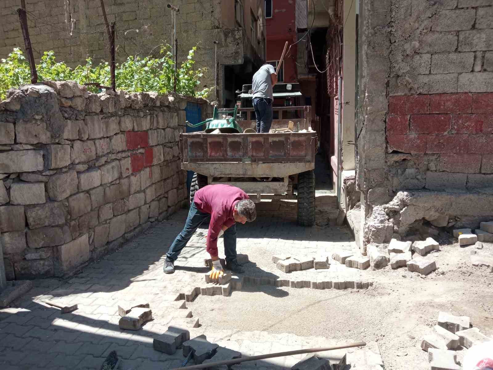 Siirt şehir genelinde yol bakım ve onarım çalışmaları devam ediyor
