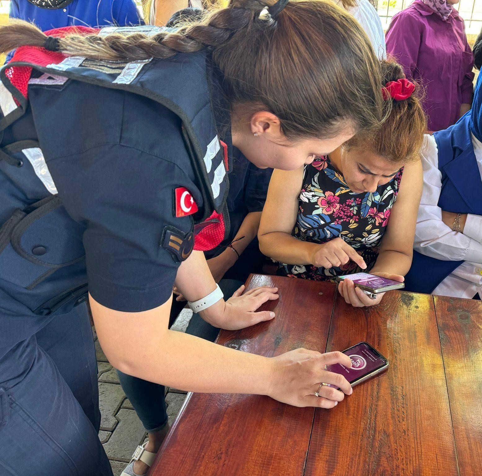 Jandarma ekipleri KADES uygulamasını tanıttı
