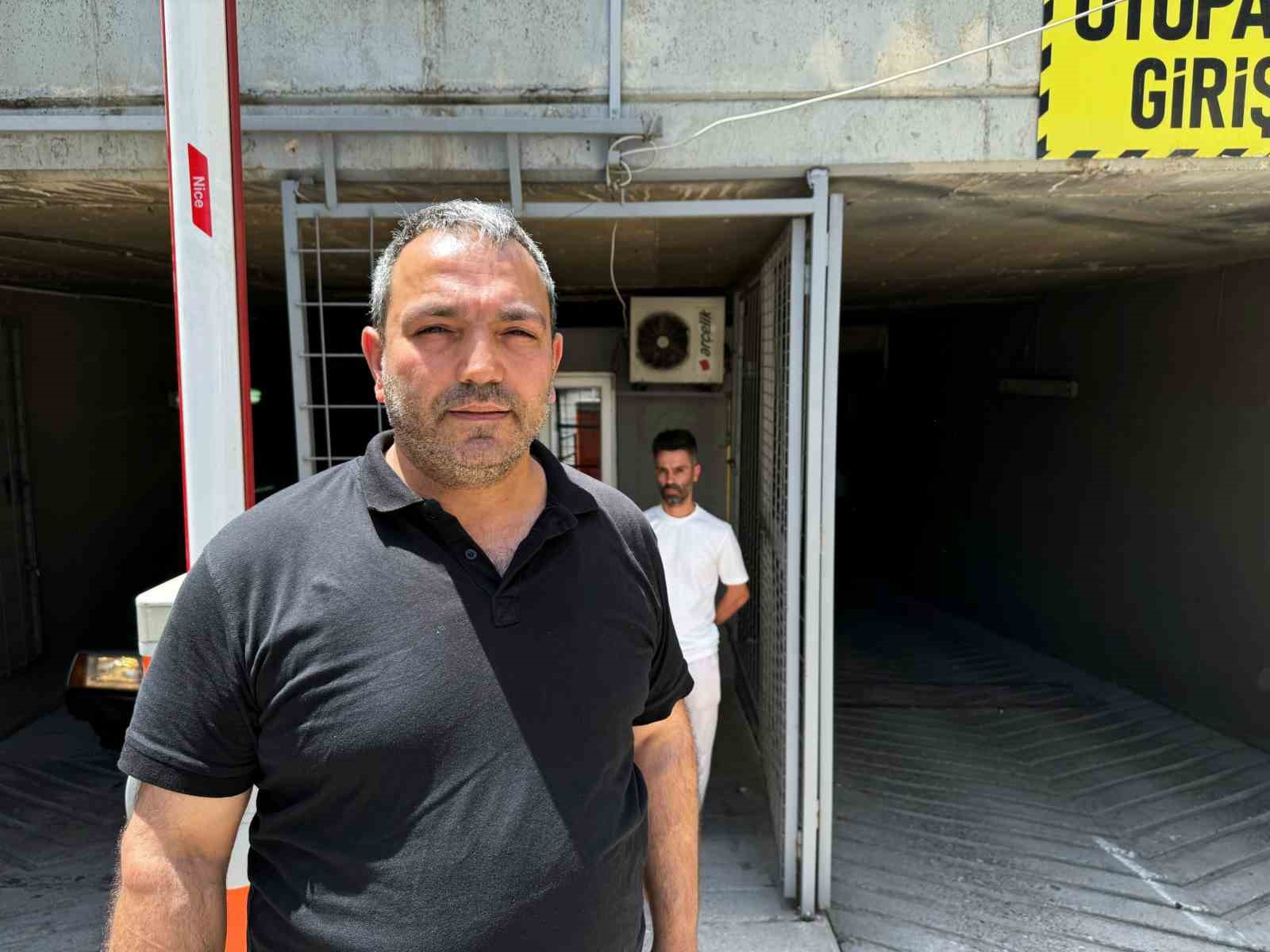 Şehrin göbeğindeki otoparkı basıp çalışanı darp ettiler: O anlar kamerada
