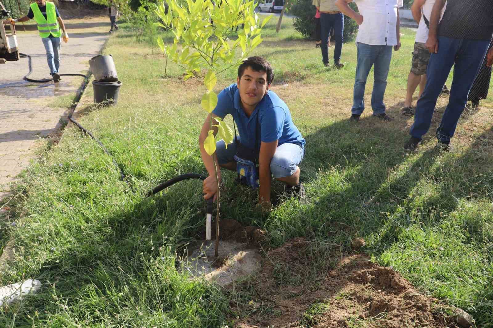 Nazilli’de otizm farkındalığı için fidan dikildi
