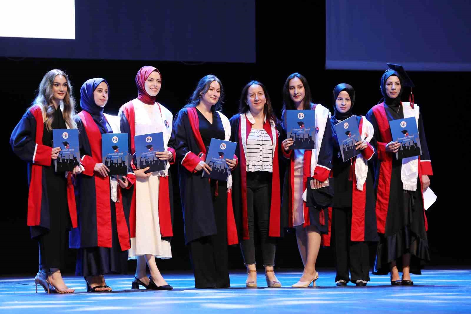 GAÜN Nizip Eğitim Fakültesi öğrencilerinin diploma sevinci
