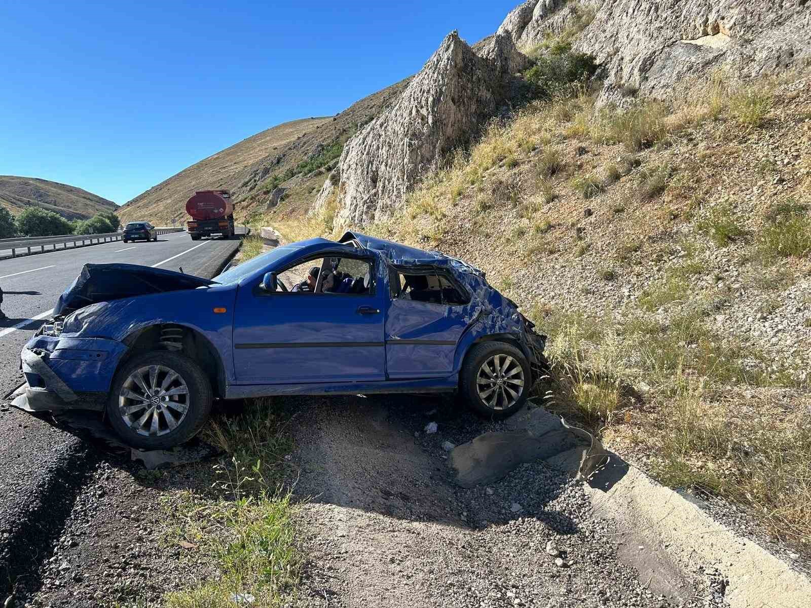 Sivas’ta kontrolden çıkan otomobil takla attı: 5 yaralı
