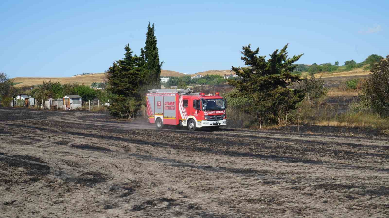 Silivri’de otluk alandaki yangın söndürüldü, yanan alan dron ile görüntülendi
