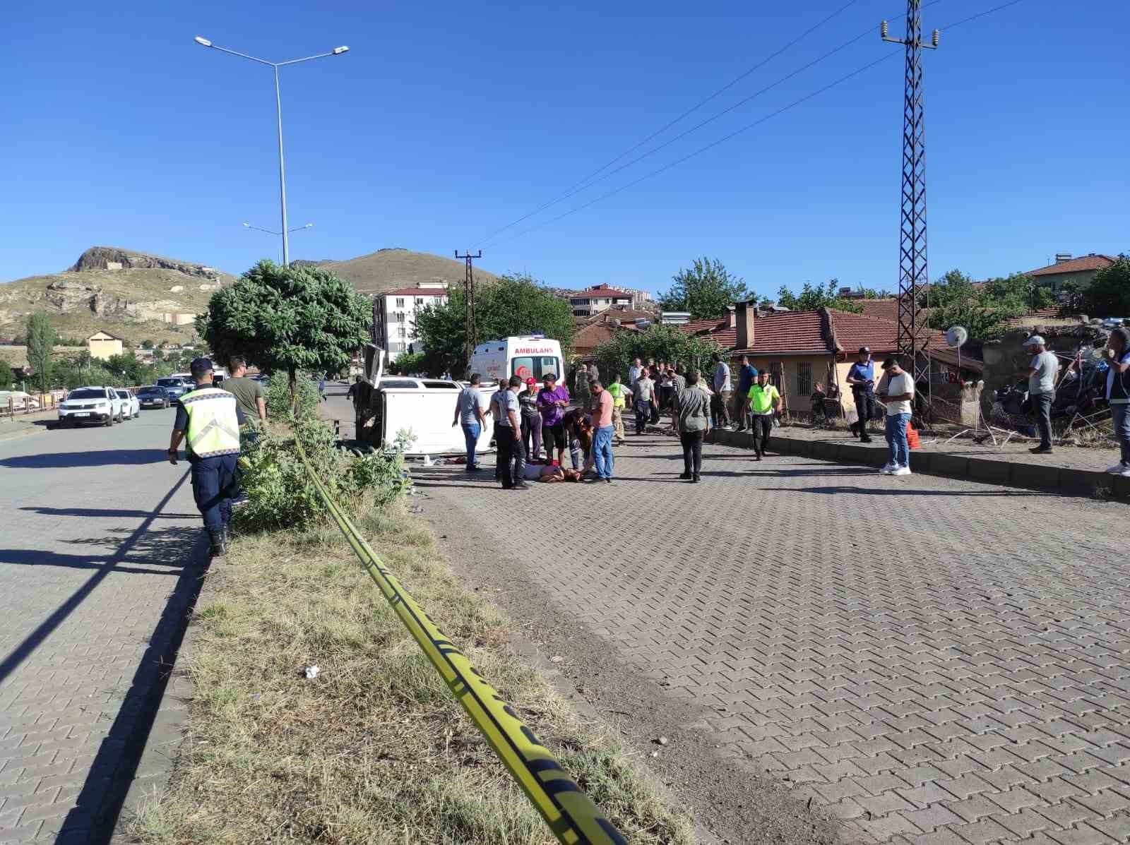 Divriği’de kontrolden çıkan ticari araç devrildi: 4 yaralı
