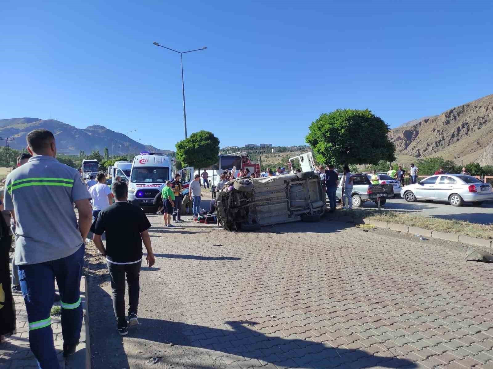 Divriği’de kontrolden çıkan ticari araç devrildi: 4 yaralı
