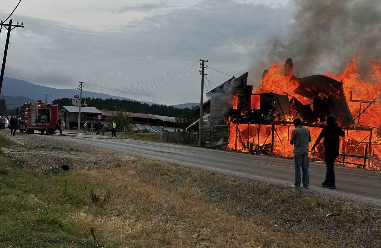 Yayla evi alev alev yandı
