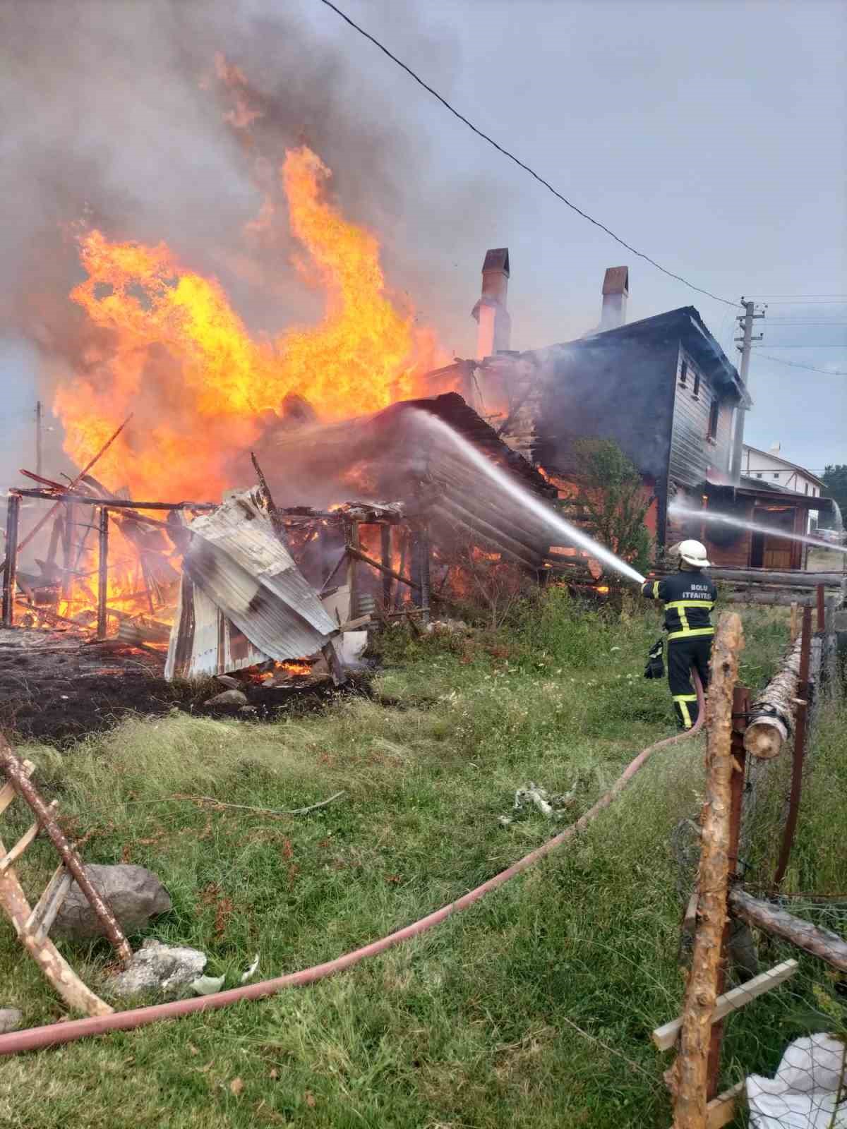 Yayla evi alev alev yandı
