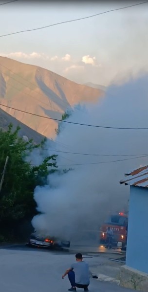 Hakkari’de park halindeki otomobil alev aldı
