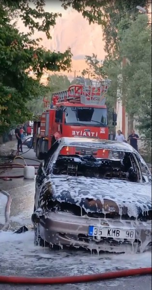 Hakkari’de park halindeki otomobil alev aldı
