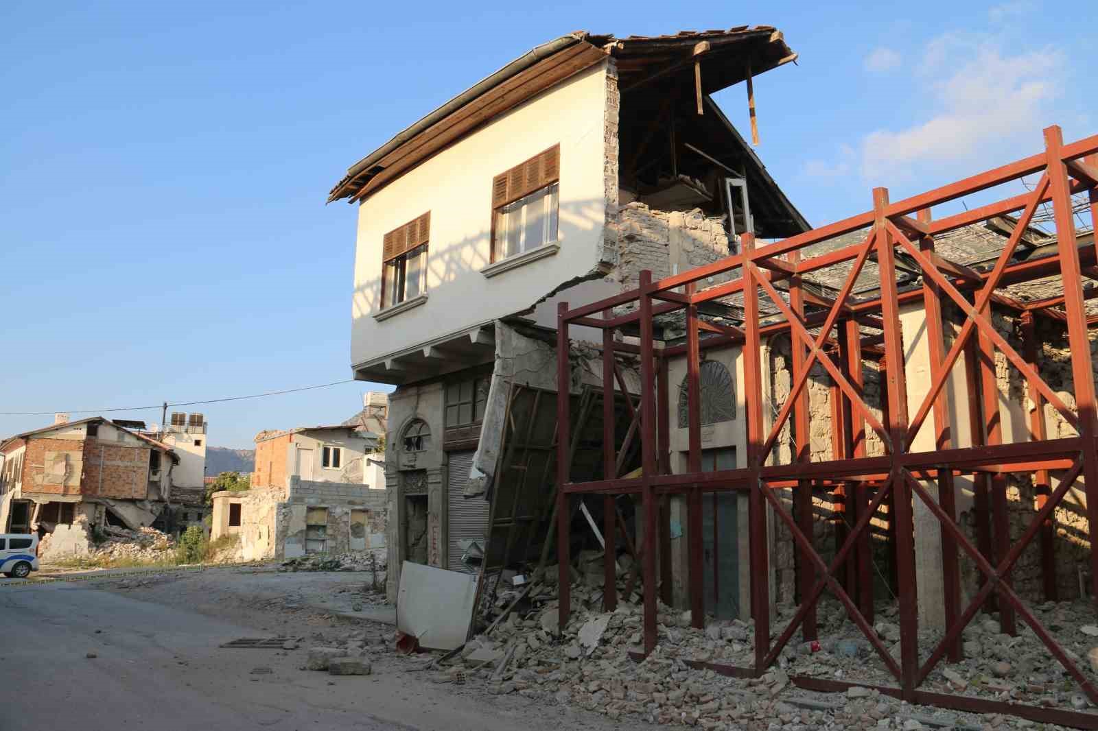 Hatay’da 2 katlı hasarlı binada çökme meydana geldi
