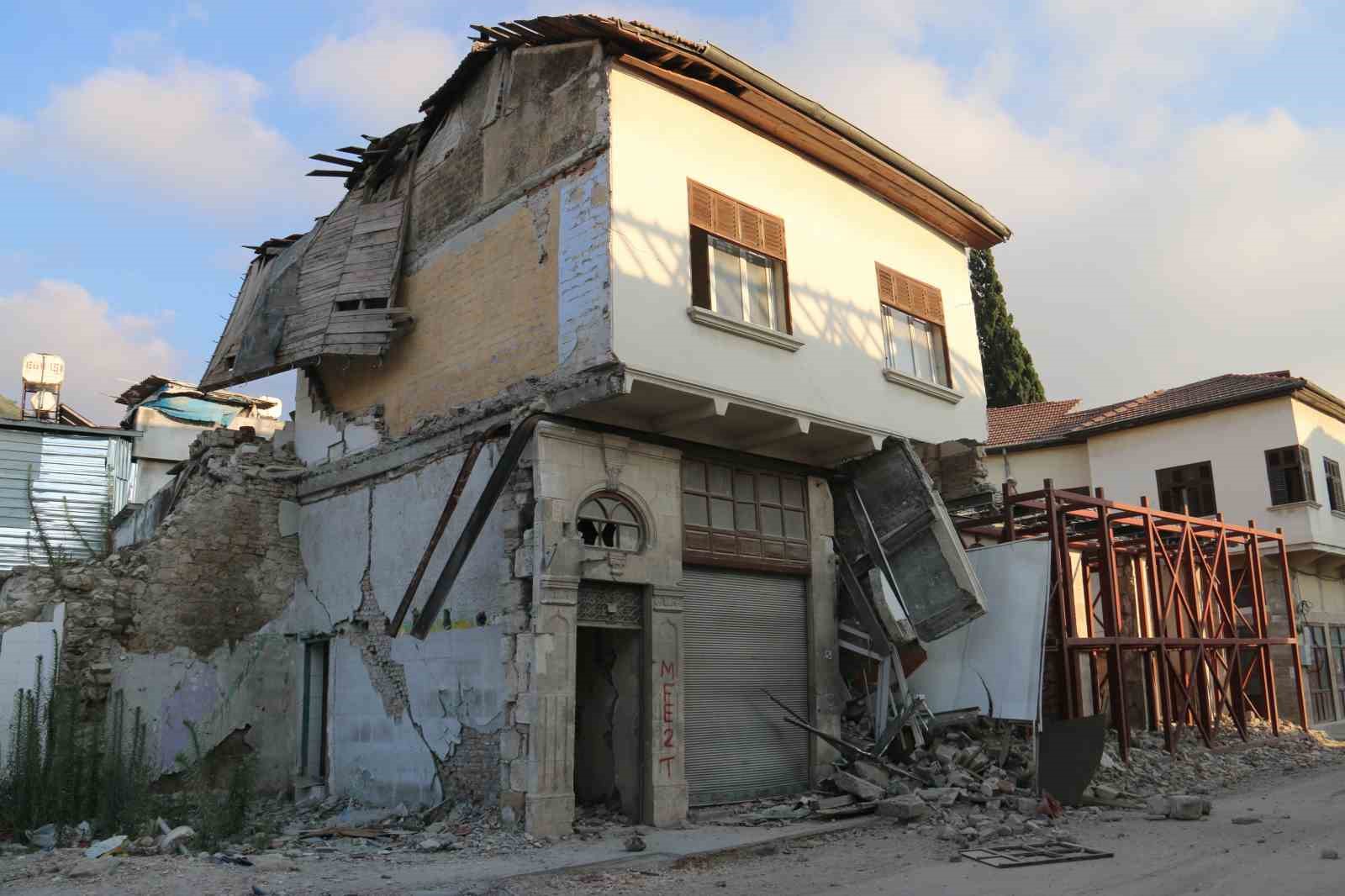 Hatay’da 2 katlı hasarlı binada çökme meydana geldi
