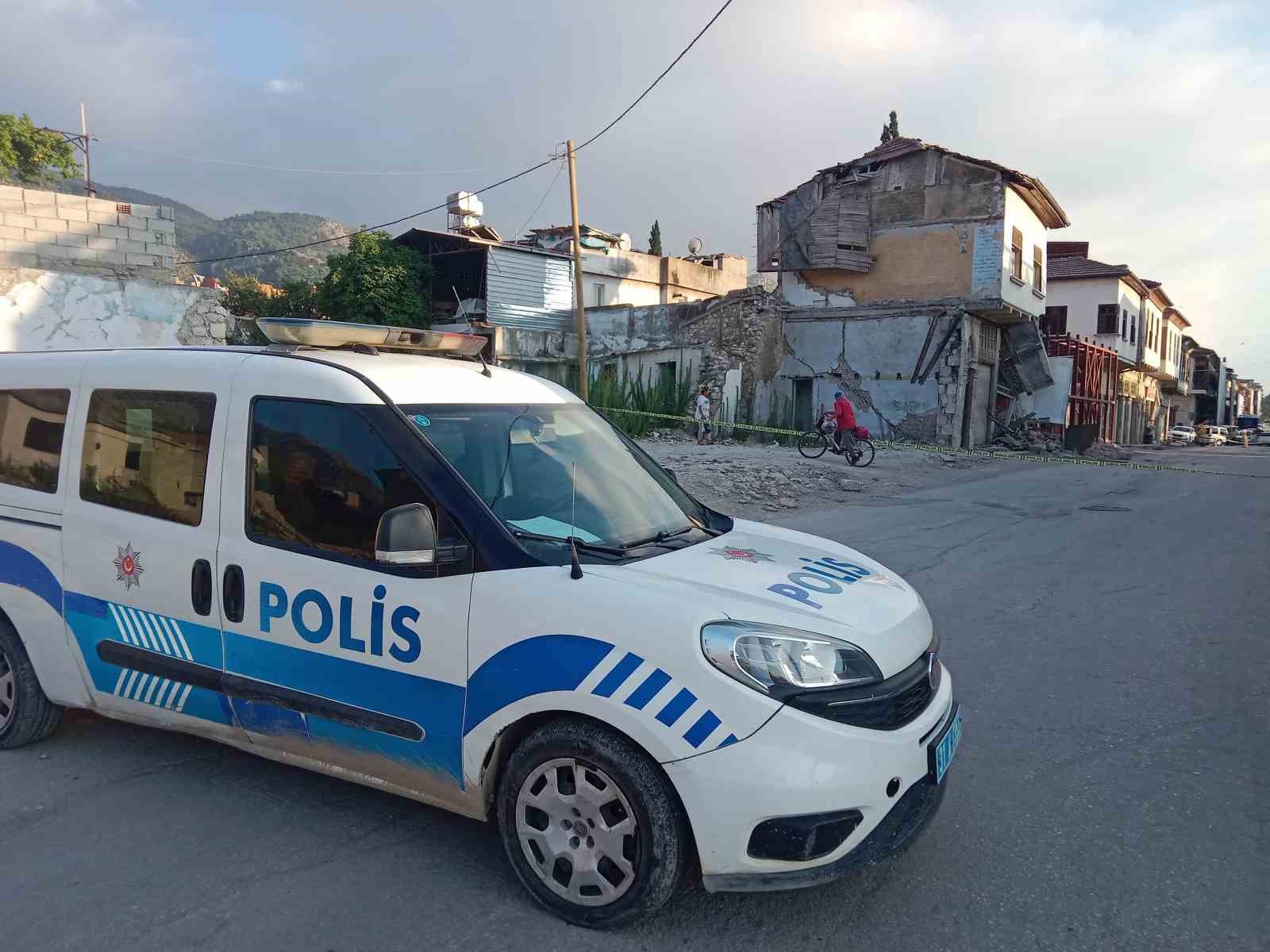 Hatay’da 2 katlı hasarlı binada çökme meydana geldi
