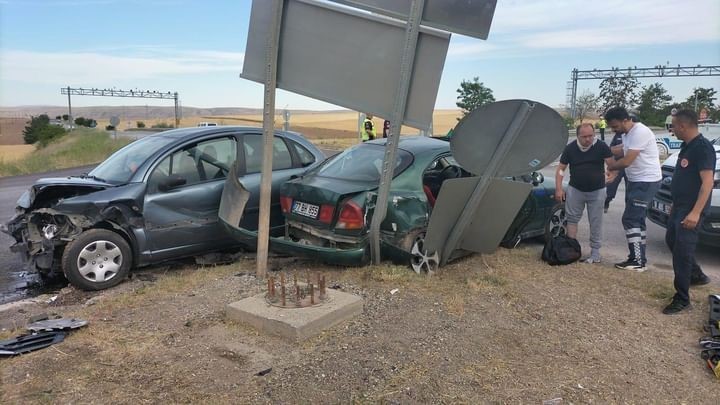 Çankırı’da iki otomobil kafa kafaya çarpıştı: 8 yaralı
