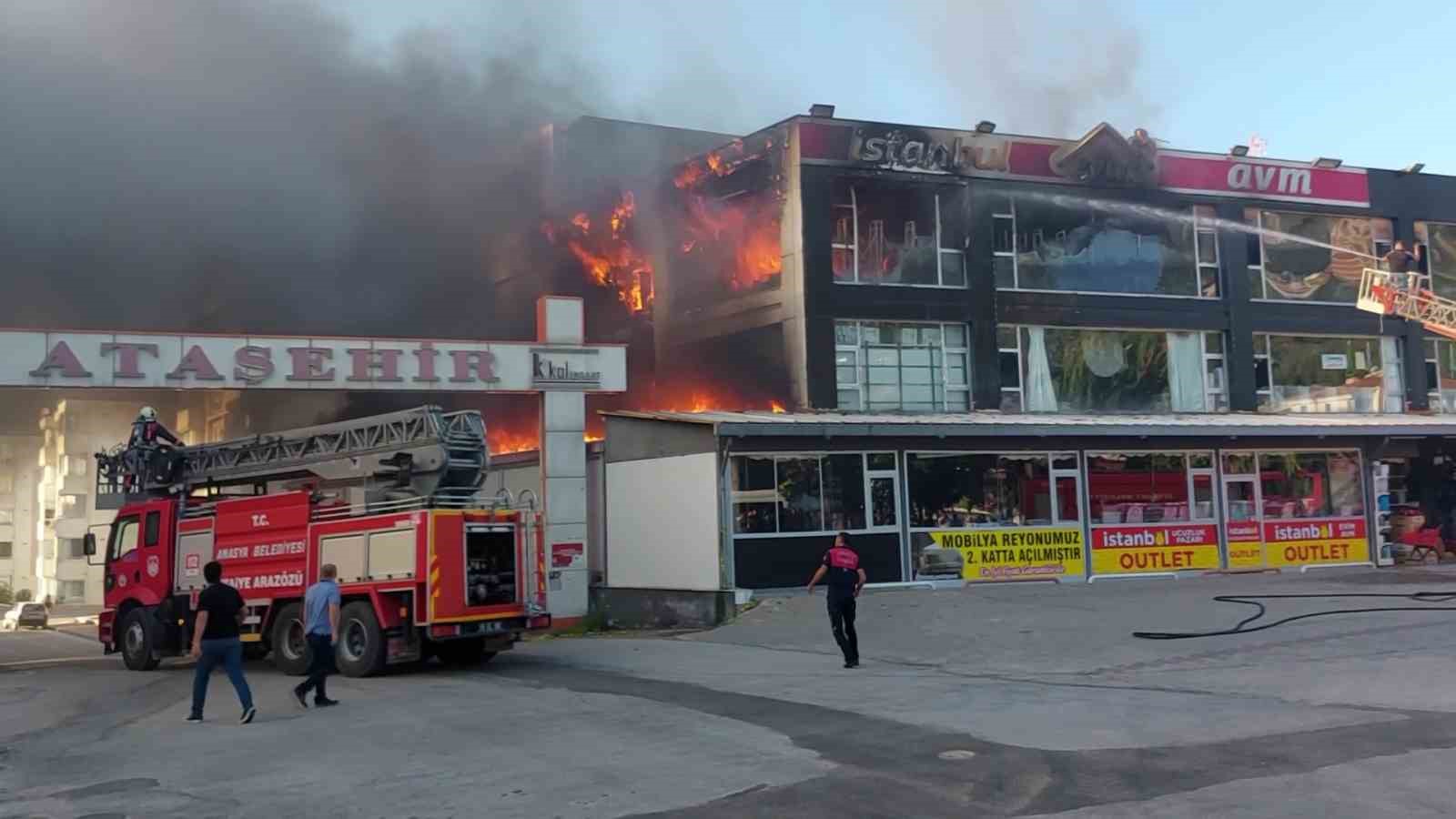 Amasya’da İstanbul Evim AVM’de yangın: Alevler göğe yükseldi
