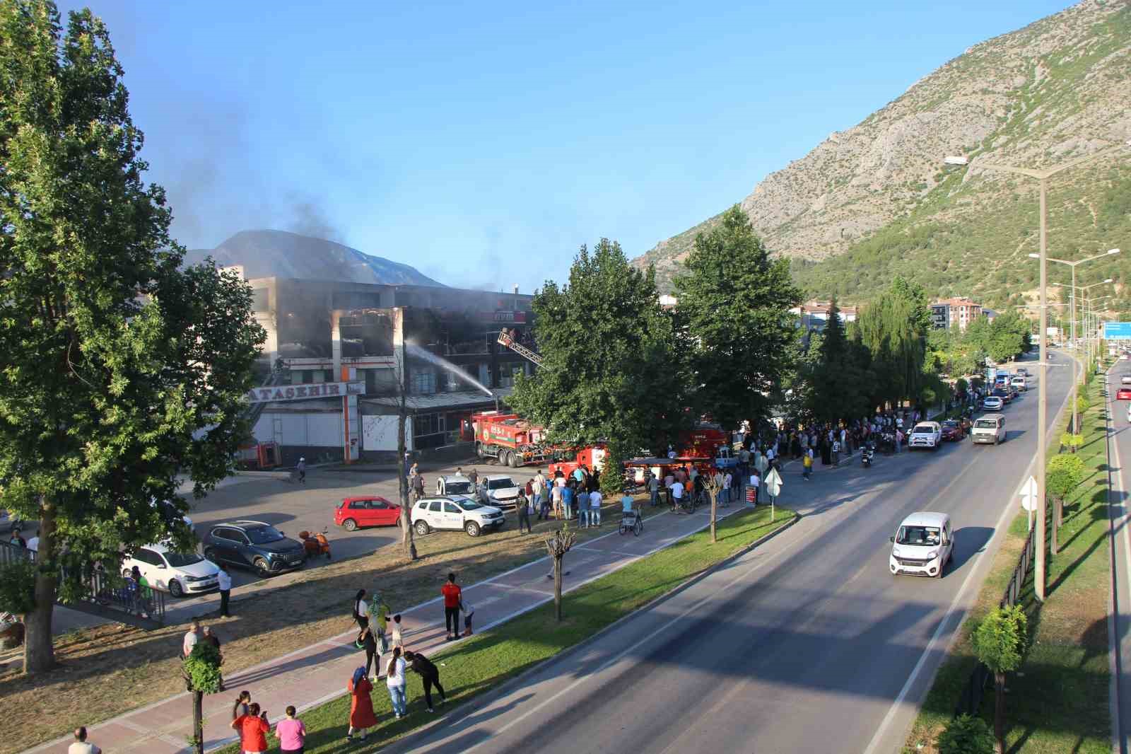 Amasya’da İstanbul Evim AVM’de yangın: Alevler göğe yükseldi
