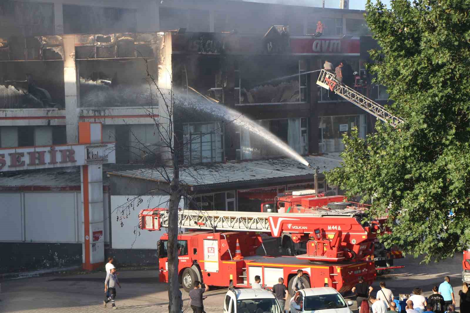 Amasya’da İstanbul Evim AVM’de yangın: Alevler göğe yükseldi
