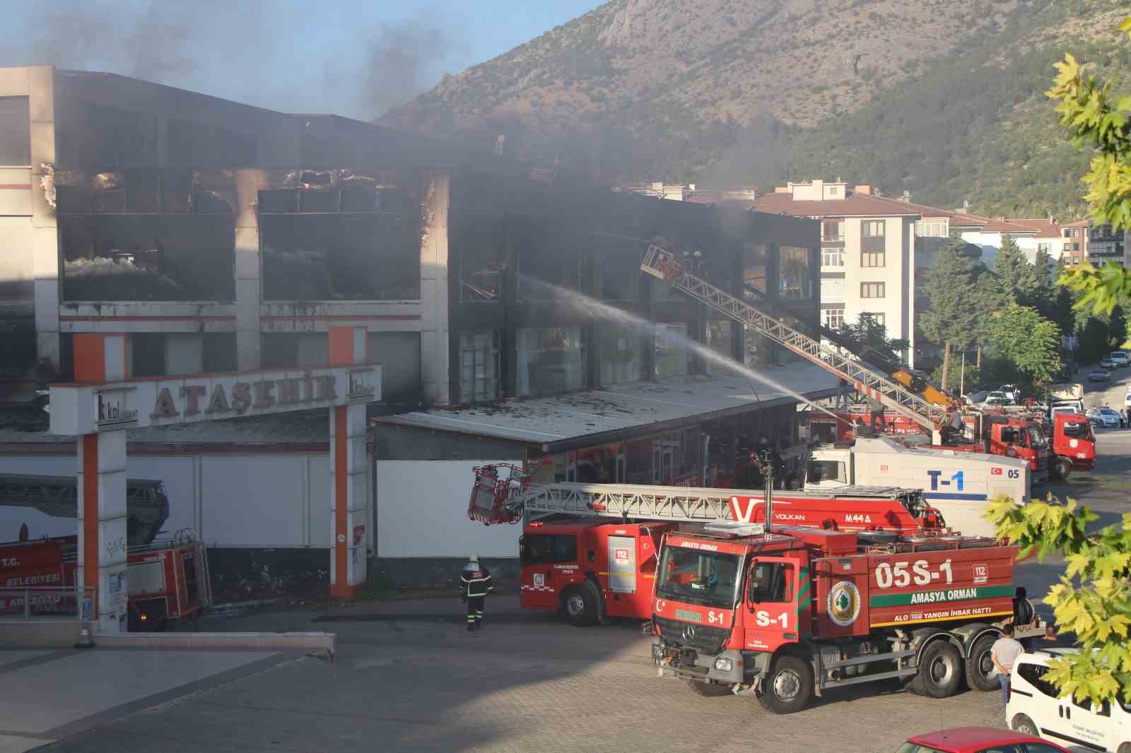 Amasya’da İstanbul Evim AVM’de yangın: Alevler göğe yükseldi
