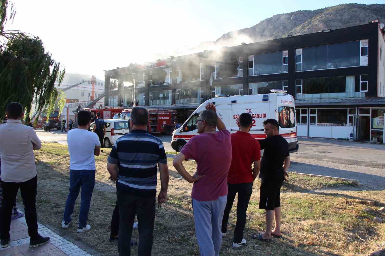 Amasya’da İstanbul Evim AVM’de yangın: Alevler göğe yükseldi
