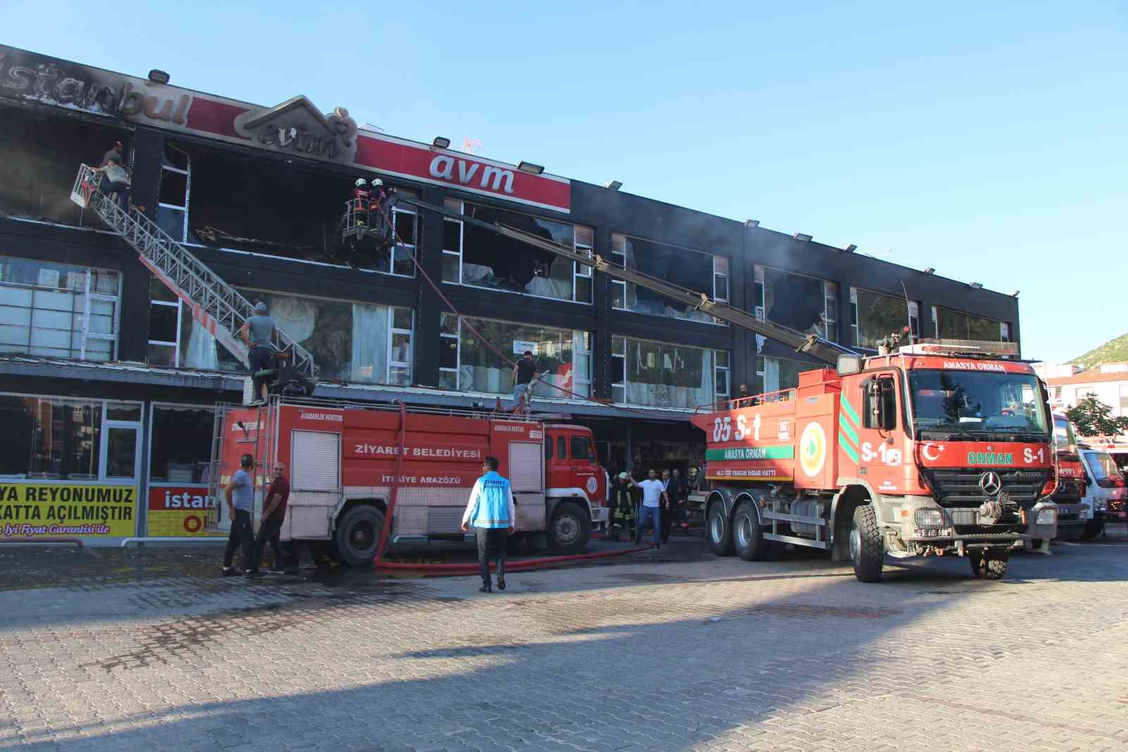 Amasya’da İstanbul Evim AVM’de yangın: Alevler göğe yükseldi
