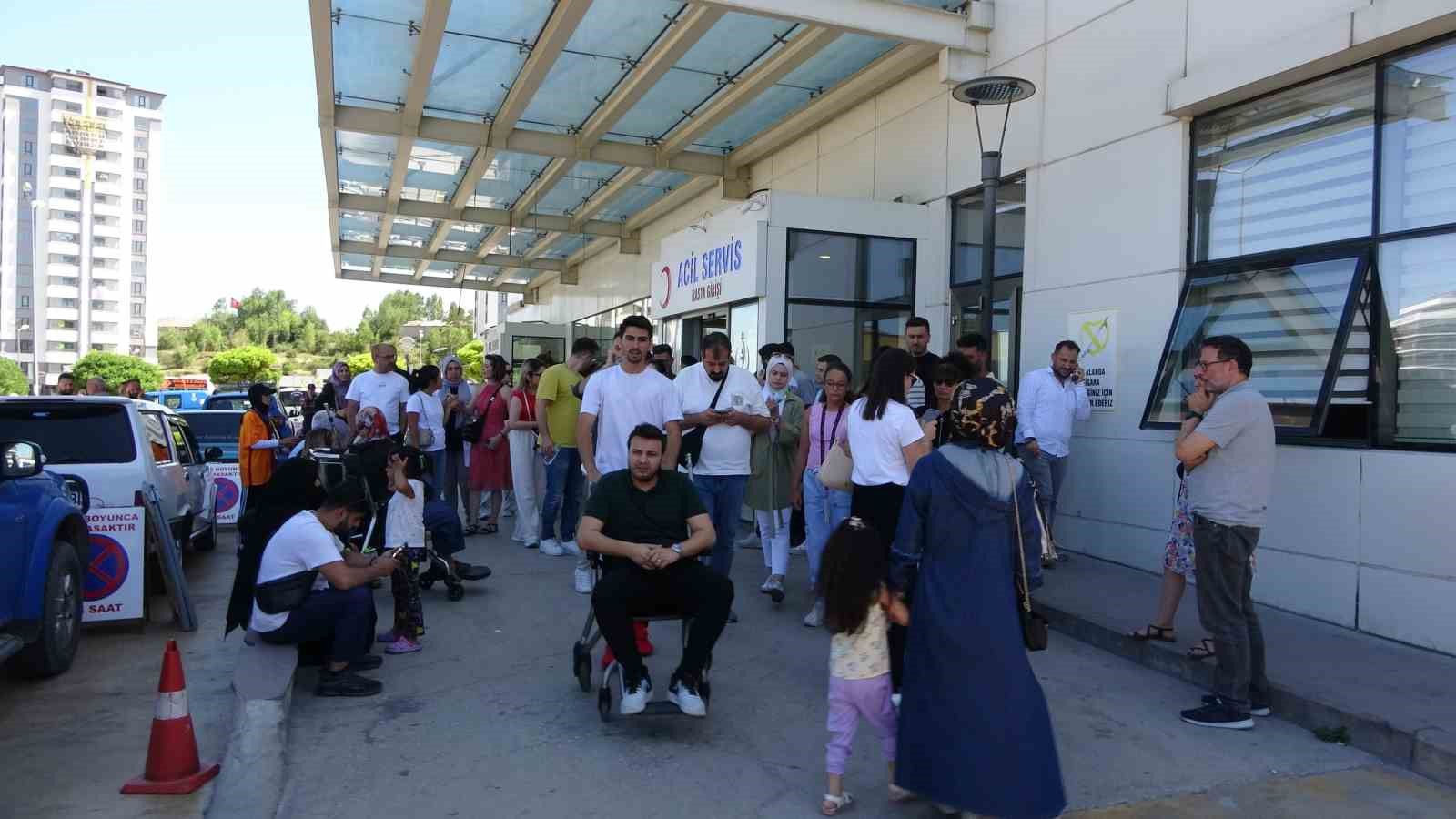 Kapatılan kolejin yöneticileri görüşmek için çağırdıkları öğretmenleri darp etti
