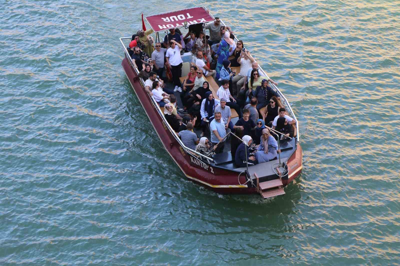 Fırat Nehri’nin muhteşem manzarası eşliğinde yapılan zipline ve tekne turu turistlerin vazgeçilmezi
